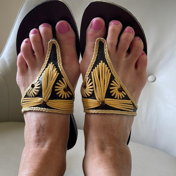 Cole Haan Black & Yellow leather flip-flop sandals, size 6 - Picture 4 of 7